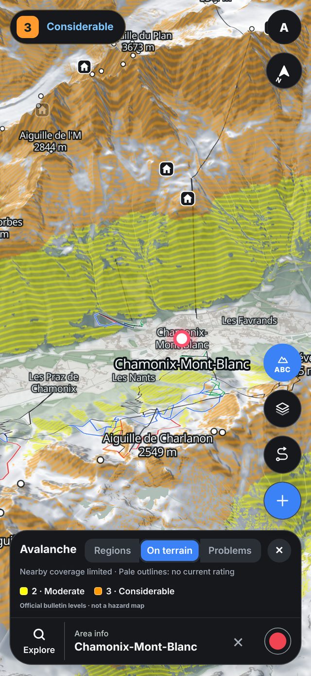 Avalanche on terrain layer above Chamonix: slopes coloured by the bulletin's danger, 3 above 2,000 m and 2 below
